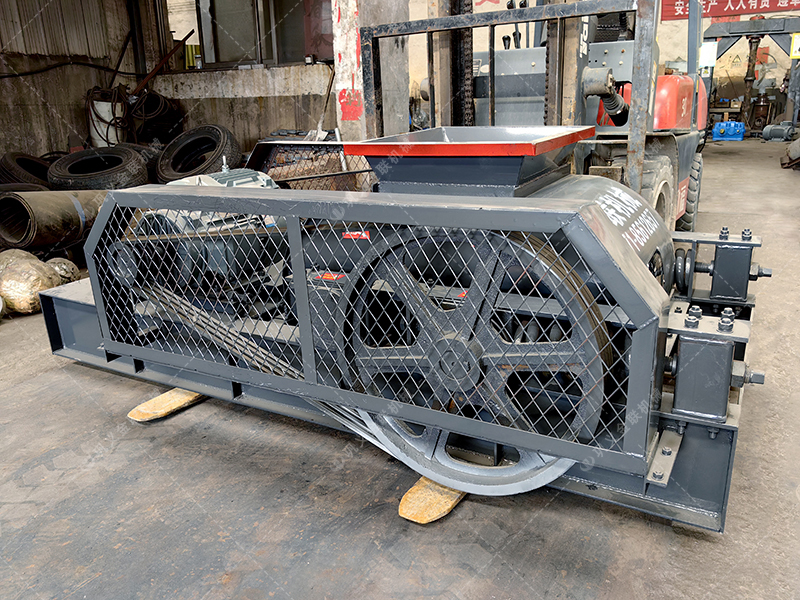 大塊煤矸石直接喂料會損壞設(shè)備？狼牙齒輥為何敢承諾'來者不拒'？