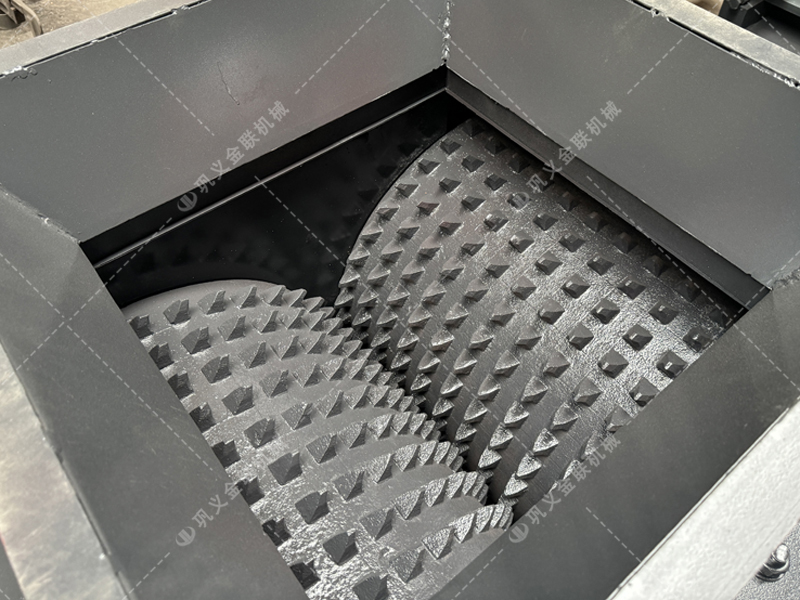 大塊煤矸石直接喂料會損壞設(shè)備？狼牙齒輥為何敢承諾'來者不拒'？